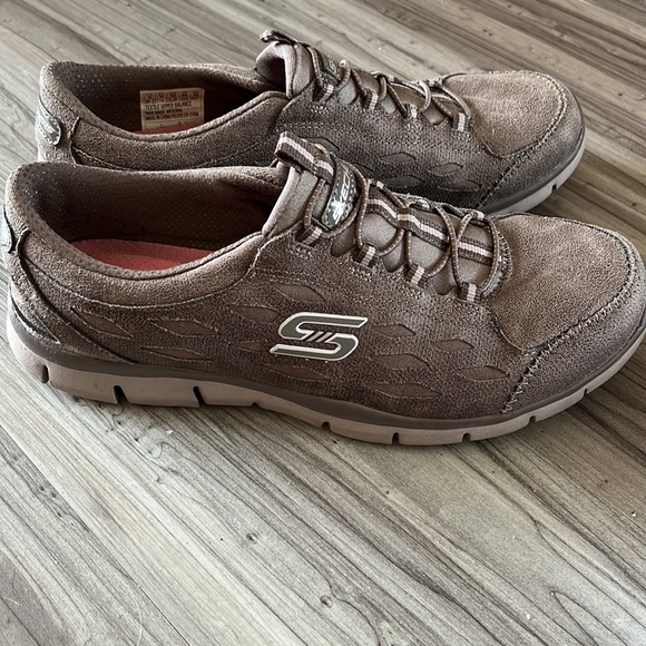 Skechers Air cooled memory foam SZ 9 sneakers. Preowned in great condition. - Picture 5 of 8